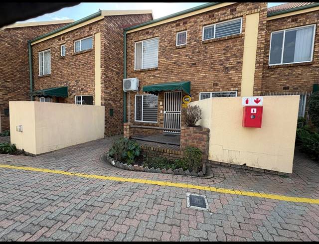 3 BEDROOM TOWNHOUSE FOR SALE IN VAALPARK